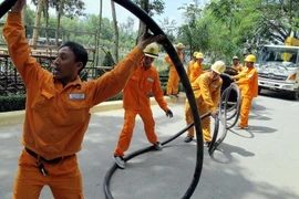 Kéo điện sinh hoạt về vùng nông thôn ở tỉnh Sóc Trăng. (Ảnh: Trung Hiếu/TTXVN)