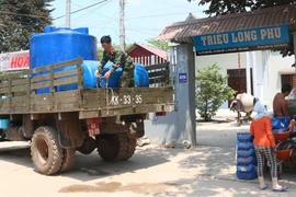 Xe chở nước của Lữ đoàn 950 (Quân khu 9) vận chuyển, cung cấp nước sinh hoạt cho người dân tại xã Gành Dầu (Phú Quốc) vào trưa ngày 31/3. (Ảnh: Nhu Giang/Vietnam+)