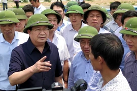  Phó Thủ tướng Trịnh Đình Dũng kiểm tra cơ sở nuôi tôm ở Công ty trách nhiệm hữu hạn Grow Best tại phường Kỳ Phương, thị xã Kỳ Anh. (Ảnh: Công Tường/TTXVN)