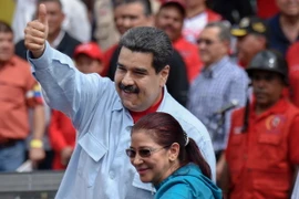 Tổng thống Venezuela Nicolas Maduro (trái) tham gia tuần hành cùng người dân tại thủ đô Caracas ngày 31/5. (Nguồn: AFP/TTXVN)