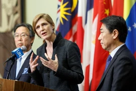 Đại diện thường trực của Mỹ tại Liên hợp quốc Samantha Power (giữa) phát biểu sau phiên họp của Hội đồng Bảo an về vụ phóng tên lửa của Triều Tiên ngày 7/2. (Nguồn: THX/ TTXVN)