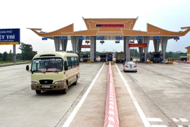 Trạm thu phí trên cầu Hạc Trì. (Ảnh: Trung Kiên/TTXVN)