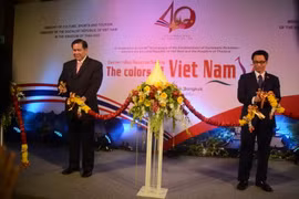 Phó Thủ tướng Vũ Đức Đam và Phó Thủ tướng Thái Lan Thanasak cắt băng khai mạc "Những ngày văn hóa Việt Nam tại Thái Lan." (Ảnh:Sơn Nam/TTXVN)