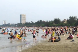 Bãi biển Cửa Lò chiều 30/4. (Ảnh: Nguyễn Văn Nhật/TTXVN)