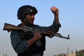 Cảnh sát Afghanistan gác gần hiện trường vụ đánh bom. (Nguồn: AFP/TTXVN)