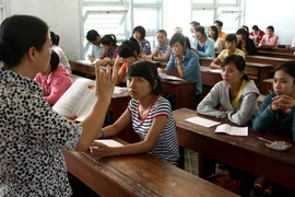 Thí sinh xem sơ đồ phòng thi tại một điểm thi vào Trường Đại học Đà Nẵng năm 2012. (Ảnh: Trần Lê Lâm/TTXVN)