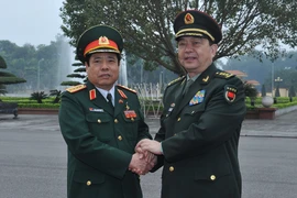 Đại tướng, Bộ trưởng Quốc phòng Phùng Quang Thanh đón Thượng tướng, Bộ trưởng Thường Vạn Toàn. (Ảnh: Trọng Đức/TTXVN) 