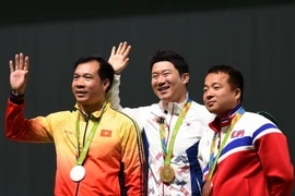Xạ thủ Hoàng Xuân Vinh (trái) mang về tấm Huy chương thứ hai cho thể thao Việt Nam tại Olympic Rio ngày 10/8. (Nguồn: THX/TTXVN)