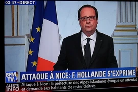 Tổng thống Pháp Francoise Hollande phát biểu trực tiếp trên đài truyền hình quốc gia. (Nguồn: AFP)