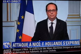 Tổng thống Pháp Francoise Hollande phát biểu trực tiếp trên đài truyền hình quốc gia. (Nguồn: AFP)