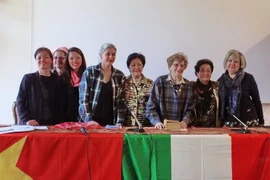 Bà Tôn Nữ Thị Ninh, Phó Chủ tịch Ủy ban Hòa bình Việt Nam, chụp ảnh lưu niệm cùng các đại biểu tham gia sự kiện (Ảnh: Quang Thanh/Vietnam+)