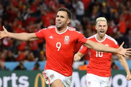 Hal Robson-Kanu (trái) tác giả bàn thắng nâng tỷ số lên 2-1 cho Xứ Wales trước đội Bỉ trong lượt trận tứ kết EURO 2016, ngày 1/7. (Nguồn: EPA/TTXVN)
