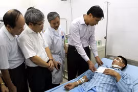 Lãnh đạo tỉnh Quảng Ninh đến thăm hỏi, hỗ trợ các nạn nhân. (Ảnh: Nguyễn Hoàng/TTXVN)