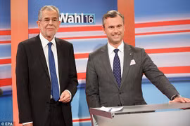 Ứng cử viên Hofer (phải) và đối thủ Van der Bellen (bên trái). (Nguồn: ​EPA)