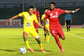 Một tình huống tranh chấp bóng của cầu thủ hai đội. (Ảnh: Hải Âu/TTXVN)