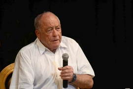 Giáo sư Kurt Wuthrich trả lời câu hỏi của các bạn học sinh, sinh viên tại buổi giao lưu. (Ảnh: Quốc Dũng/TTXVN)