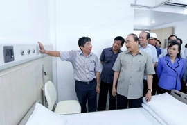 Thủ tướng Nguyễn Xuân Phúc thăm Dự án xây mới cơ sở II, Bệnh viện hữu nghị Việt Đức tại phường Nhân Chính, thành phố Phủ Lý. (Ảnh: An Đăng/TTXVN)