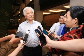 Đại biểu Quốc hội tỉnh Ðồng Nai Dương Trung Quốc trong một lần trả lời phỏng vấn báo chí bên lề phiên họp Quốc hội. (Ảnh: Doãn Tấn/TTXVN)