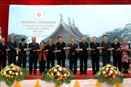 Thủ tướng Lào Thongloun Sisoulith cùng các quan khách tham dự Hội nghị chụp ảnh chung tại lễ khai mạc. (Ảnh: Phạm Kiên/TTXVN)