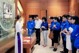 Các đại biểu thanh niên TTXVN tham quan phòng truyền thống của Quốc hội. (Ảnh: Phạm Kiiên/TTXVN)