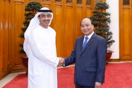 Thủ tướng Nguyễn Xuân Phúc tiếp Bộ trưởng Ngoại giao và Hợp tác Quốc tế UAE Sheikh Abdullah Bin Zayed Al Nahyan. (Ảnh: Thống Nhất/TTXVN)