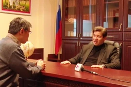 Giáo sư về Việt Nam học Vladimir Kolotov trả lời phỏng vấn phóng viên TTXVN. (Ảnh: Duy Trinh/Vietnam+)