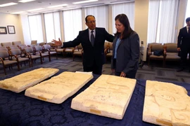 Trợ lý Giám đốc FBI ở Los Angeles Deirdre Fike (phải) và Tổng công tố Guatemala Roberto Archila (trái) tại cuộc họp báo giới thiệu các cổ vật thuộc nền văn minh Maya ở Los Angeles, California, Mỹ ngày 22/7. (Nguồn: EPA/TTXVN)