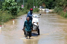 Mưa lũ gây sạt lở, ngập lụt, chia cắt ở miền Tây Nghệ An, ngày 15/9. (Ảnh: Thanh Tùng/TTXVN)