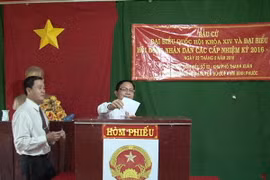 Cử tri Bình Phước đi bỏ phiếu bầu cử đại biểu Quốc hội khoá XIV và đại biểu Hội đồng Nhân dân các cấp nhiệm kỳ 2016-2021. (Ảnh: Đậu Tất Thành/TTXVN)