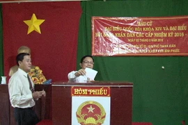 Cử tri Bình Phước đi bỏ phiếu bầu cử đại biểu Quốc hội khoá XIV và đại biểu Hội đồng Nhân dân các cấp nhiệm kỳ 2016-2021. (Ảnh: Đậu Tất Thành/TTXVN)