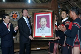 Chủ tịch nước Trần Đại Quang gặp gỡ, thăm hỏi và tặng quà đồng bào dân tộc Ê Đê. (Ảnh: Nhan Sáng/TTXVN)