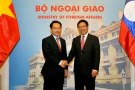 Phó Thủ tướng, Bộ trưởng ngoại giao Phạm Bình Minh đón, hội đàm với Bộ trưởng Ngoại giao Lào, Saleumxay Kommasit. (Ảnh: Nguyễn Khang/TTXVN)
