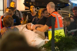 Chuyển người bị thương tại hiện trường vụ tấn công. (Nguồn: EPA/TTXVN)