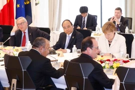 Thủ tướng Nguyễn Xuân Phúc tham dự hội nghị G7 mở rộng. (Ảnh: Thống Nhất/TTXVN)