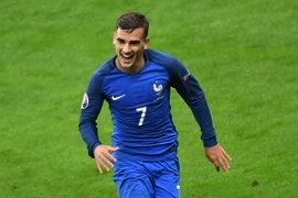 Pha ăn mừng của tiền đạo Antoine Griezmann sau khi ghi bàn bàn thắng nâng tỷ số lên 4-0 với Iceland trong lượt trận tứ kết EURO 2016 diễn ra tại Pháp ngày 3/7. (Nguồn: EPA/TTXVN)