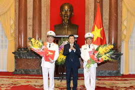 Chủ tịch nước Trương Tấn Sang trao quyết định phong và thăng cấp hàm Thượng tướng cho ông Nguyễn Văn Thành, Thứ trưởng Bộ Công an và ông Phạm Dũng, Thứ trưởng Bộ Công an. (Ảnh: Nguyễn Khang/TTXVN)