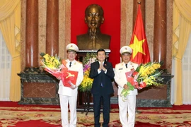 Chủ tịch nước Trương Tấn Sang trao quyết định phong và thăng cấp hàm Thượng tướng cho ông Nguyễn Văn Thành, Thứ trưởng Bộ Công an và ông Phạm Dũng, Thứ trưởng Bộ Công an. (Ảnh: Nguyễn Khang/TTXVN)