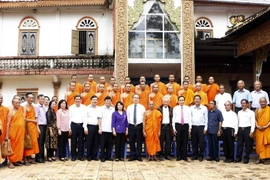 Chủ tịch Nguyễn Thiện Nhân chụp ảnh lưu niệm cùng các hòa thượng, thượng tọa, tăng sinh Học viện Phật giáo Nam tông Khmer. (Ảnh: Thanh Liêm/TTXVN)