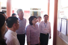 Phó Chủ tịch nước Đặng Thị Ngọc Thịnh kiểm tra công tác chuẩn bị bầu cử tại xã Tân Lập, huyện Vũ Thư, tỉnh Thái Bình. (Ảnh: Xuân Tiến/TTXVN)