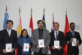 Đại diện Đại sứ quán các nước ASEAN tại lễ ra mắt cuốn sách. (Ảnh: Diệu Hương/Vietnam+)