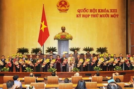 Chủ tịch Quốc hội Nguyễn Thị Kim Ngân tặng hoa chúc mừng các Phó Thủ tướng, Bộ trưởng và thành viên khác của Chính phủ vừa được Quốc hội phê chuẩn. (Ảnh: Trọng Đức/TTXVN)