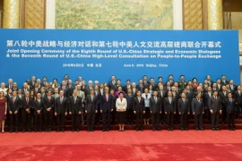 Các đại biểu hai nước Mỹ, Trung Quốc chụp ảnh chung tại buổi khi mạc vòng đối thoại. (Nguồn: AFP/TTXVN)