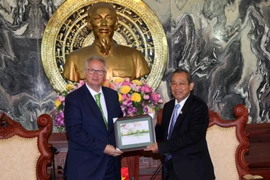 Chánh án Trương Hòa Bình tặng quà lưu niệm cho Bộ trưởng Tư pháp Hungary. (Ảnh: Phương Hoa/TTXVN)