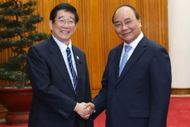 Thủ tướng Nguyễn Xuân Phúc tiếp Hạ Nghị sỹ Tomioka Tsutomu, Phó Chánh văn phòng Nội các, Thứ trưởng Giáo dục, Văn hóa, Thể thao và Khoa học công nghệ Nhật Bản. (Ảnh:Thống Nhất/TTXVN)