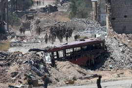 Binh sỹ quân đội Chính phủ Syria tuần tra tại thị trấn Leramun,ngoại ô phía tây bắc tỉnh Aleppo sau khi giành lại quyền kiểm soát khu vực này. (Nguồn: AFP/TTXVN)