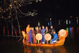 Biểu diễn hát quan họ ở lễ hội. (Ảnh: Mai Ngoan/Vietnam+)