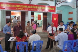 Cử tri Hòa Bình đi bầu cử đại biểu Quốc hội khóa XIV và đại biểu Hội đồng Nhân dân các cấp nhiệm kỳ 2016-2021. (Ảnh: Nhan Sinh/TTXVN)