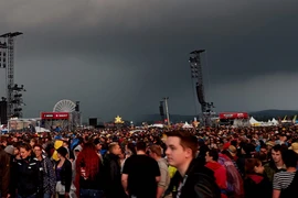Khách tham dự sự kiện âm nhạc "Rock am Ring" ở Mendig ngày 3/6. (Nguồn: EPA/TTXVN)