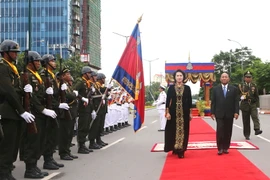 Chủ tịch Quốc hội Campuchia Samdec Heng Samrin và Chủ tịch Quốc hội Nguyễn Thị Kim Ngân tại Lễ đón chính thức. (Ảnh: Trọng Đức/ TTXVN)