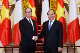 Thủ tướng Nguyễn Xuân Phúc đón, hội kiến Tổng thống Cộng hòa Pháp Francois Hollande. (Ảnh: An Đăng/TTXVN)